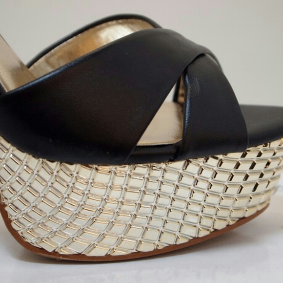 🎁 HIGH HEELS 🎁 SIZE 7.5 // BLACK & GOLD - Picture 2 of 2