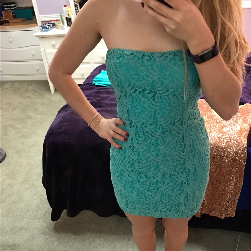 Lace cocktail dress - Picture 2 of 3