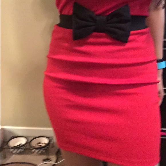 Red Short skirt - Picture 2 of 3