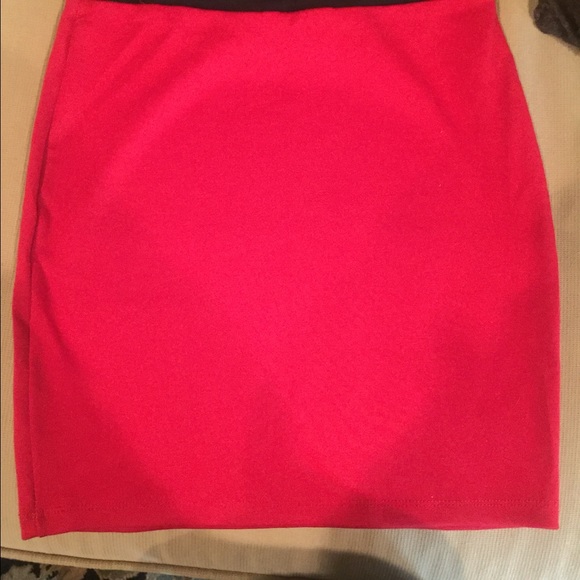 Red Short skirt - Picture 3 of 3