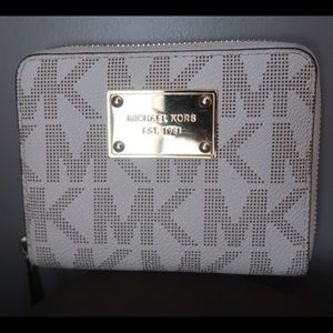 Michael Kors Vanilla Zip Around Billfold Wallet