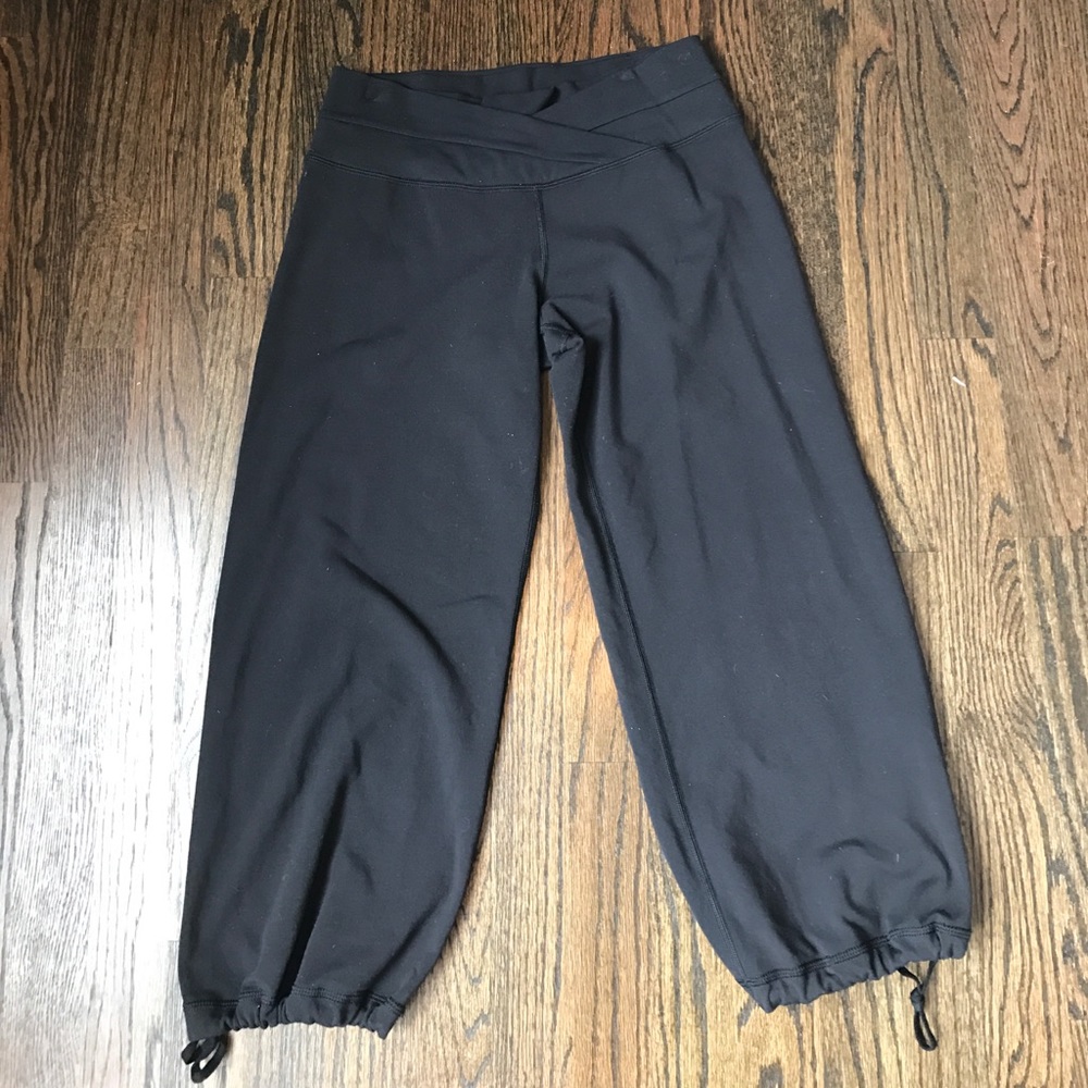 Lululemon black capri pants leggings size 6