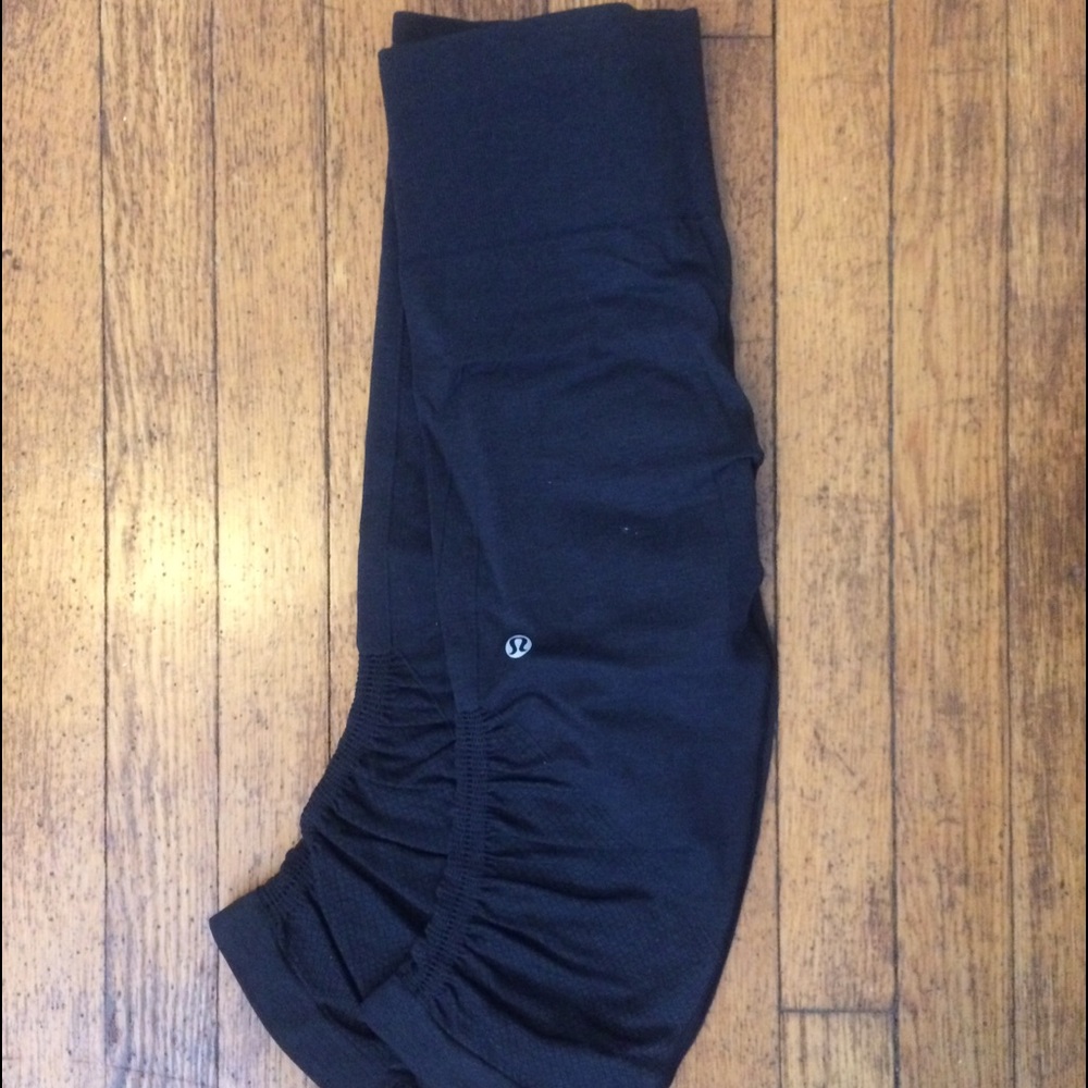 Lululemon "free to flow" crop bottoms