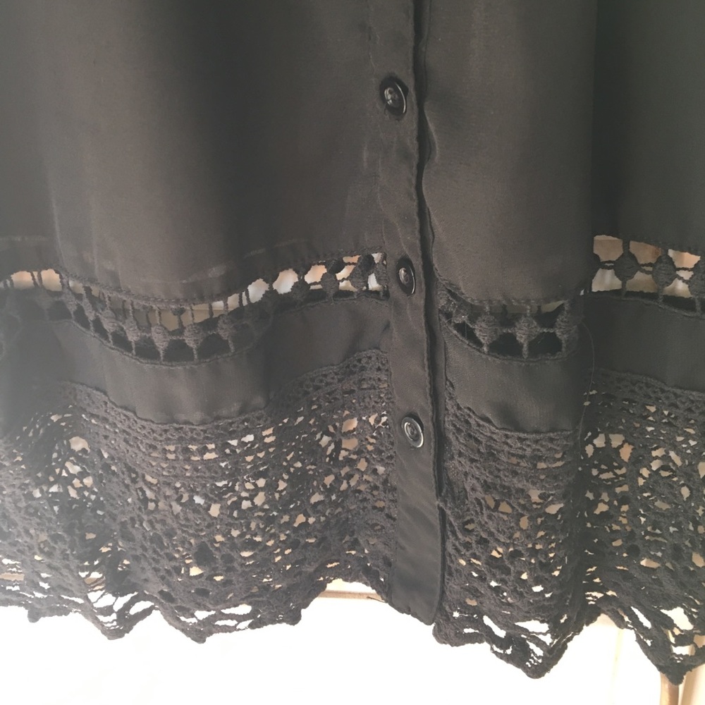 Black blouse with lace details - Picture 4 of 5