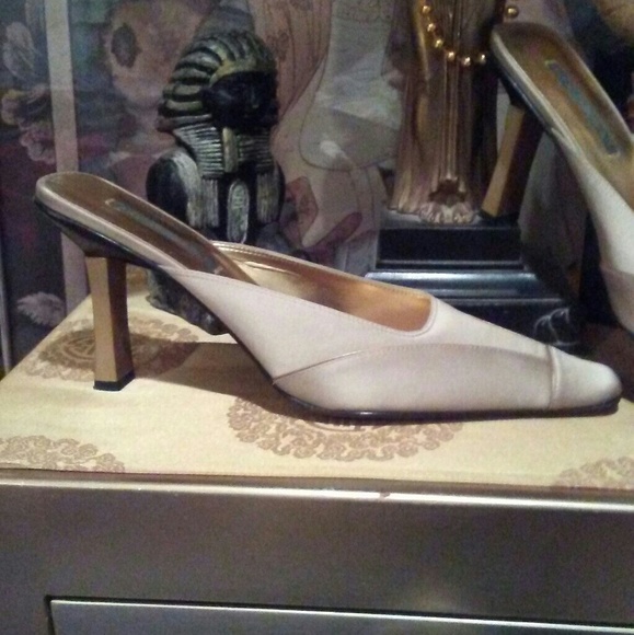 Beautiful Satin Fabric Mules - Picture 2 of 4