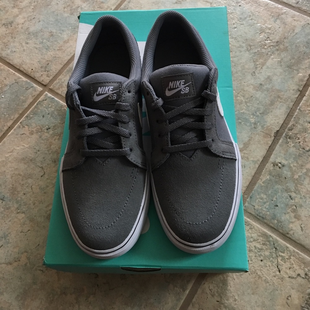 Nike satire II 6Youth/7.5 W And 5.5Y/7 Women