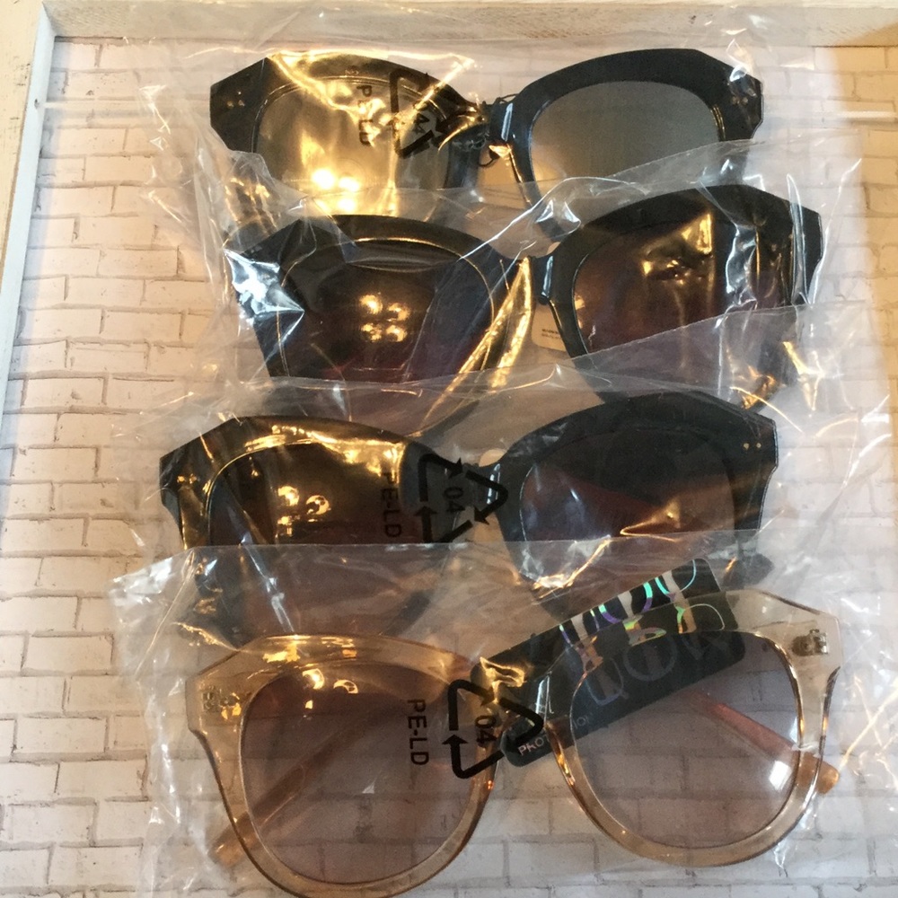 🎉HP🎉 Fashion Sunglasses w/silky protective case - Picture 3 of 4