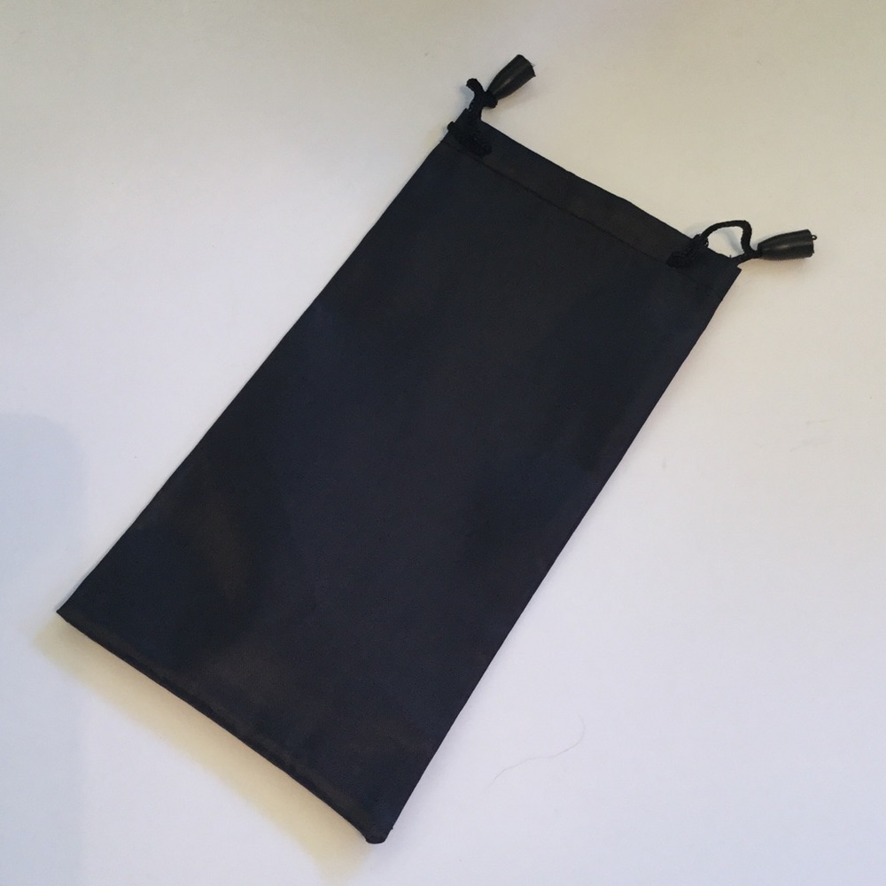 🎉HP🎉 Fashion Sunglasses w/silky protective case - Picture 4 of 4