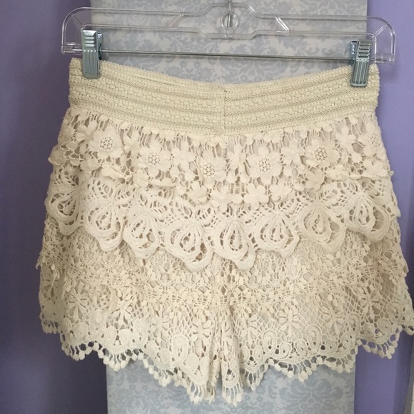 Women's creme lace shorts - Picture 1 of 1