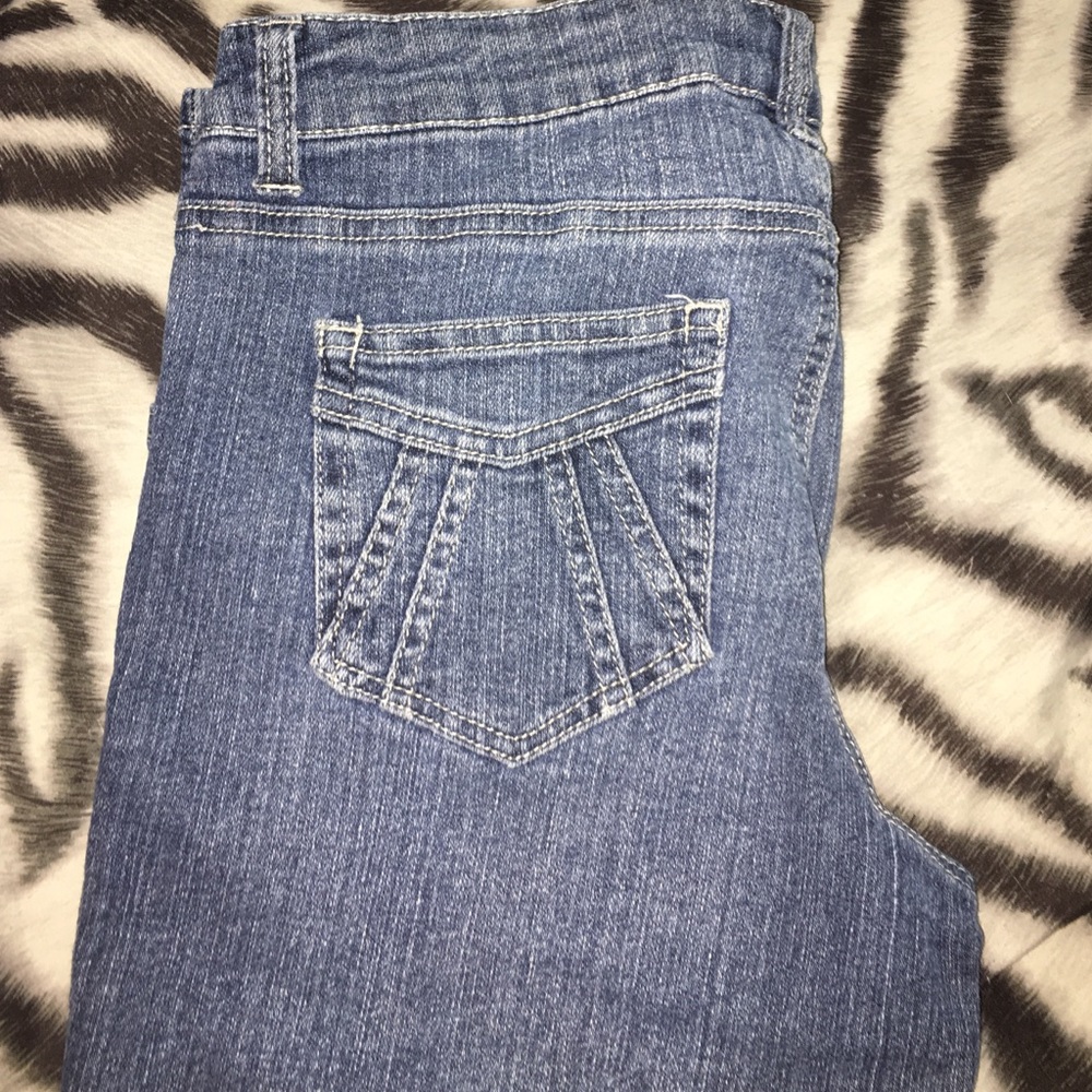 Distressed Cropped Jeans - Picture 2 of 2