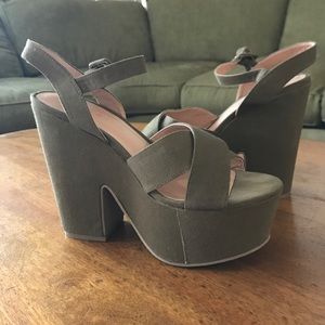 Modern Vintage Olive Twill Chunky Heels / Wedges