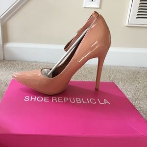 Sizes vary Tan heels 👠 brand new