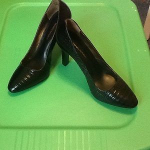 Black leather Crocodile pumps