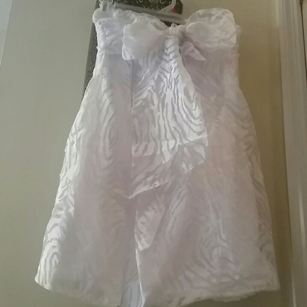 CAN WE SAY, WHITE PARTY SEXY DRESS! 👄 😘