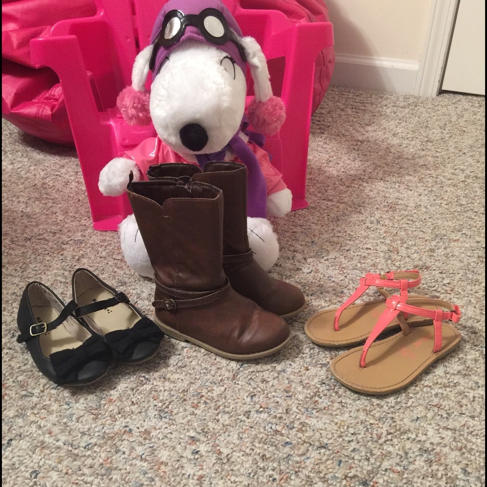 ⛵️OLD NAVY LITTLE GIRL SHIES SIZE9