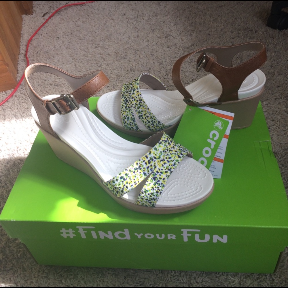 Crocs Leigh wedge ii 9 NWT