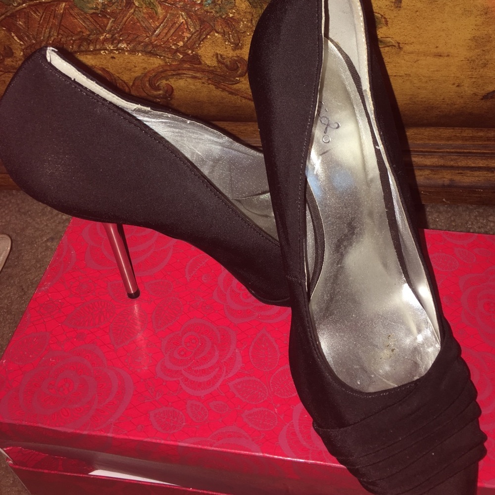 Black pumps