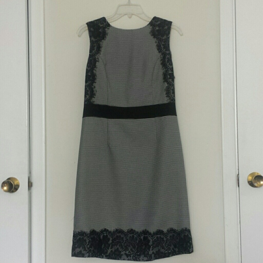 Black Stripe Lace-Trim Sleeveless Dress - Picture 2 of 3