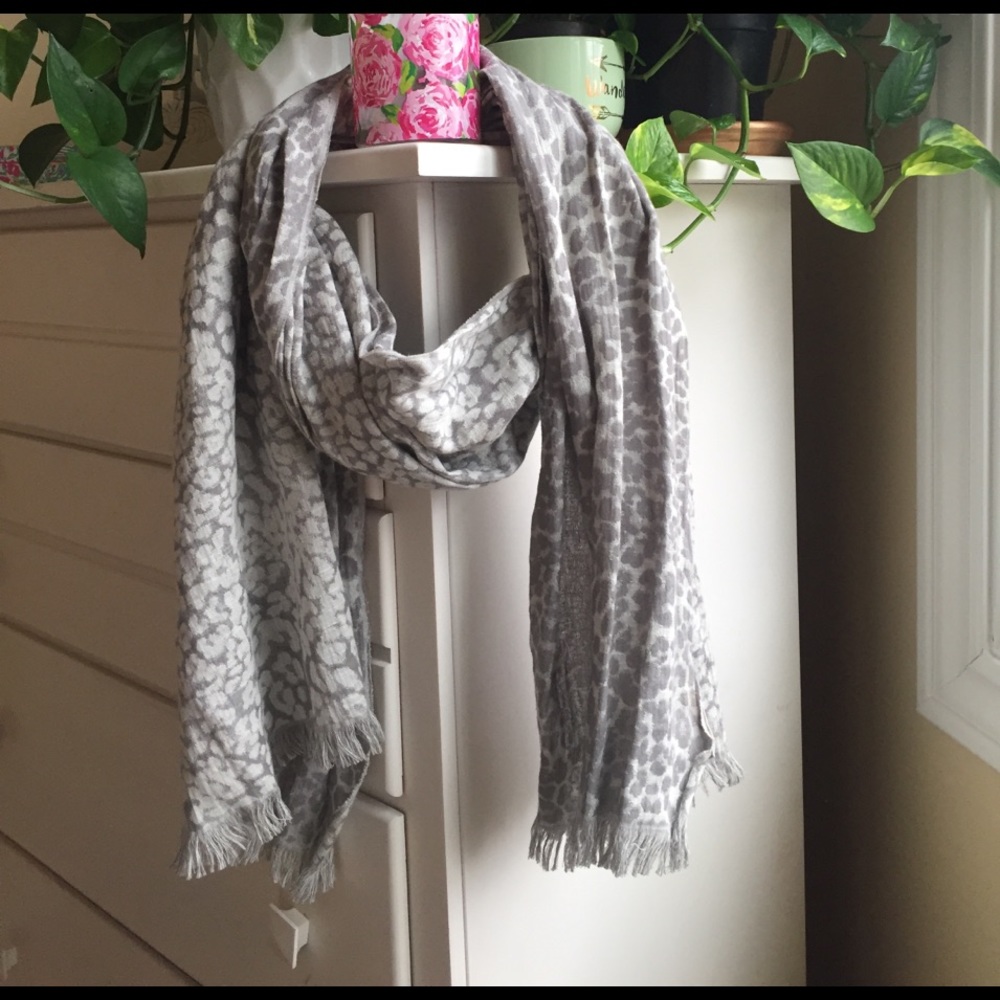 Banana republic animal print scarf gray
