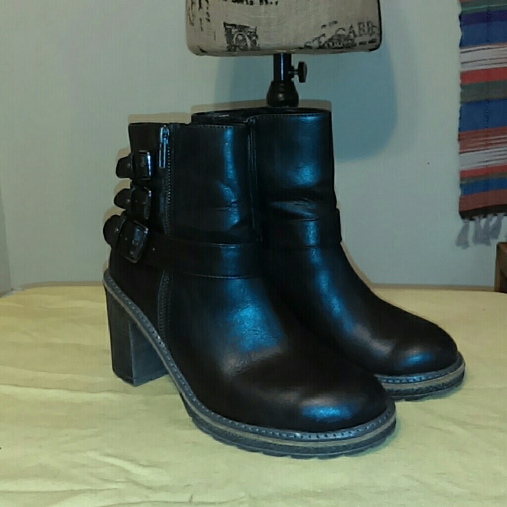 Black strappy healed booties 9.5