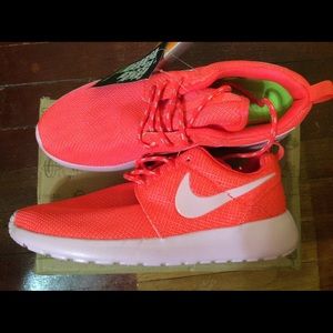 Brand New Pink Roshe Run Size Size 7