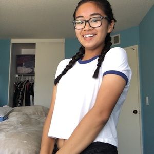 cropped white tee w/ dark blue hemming // f21