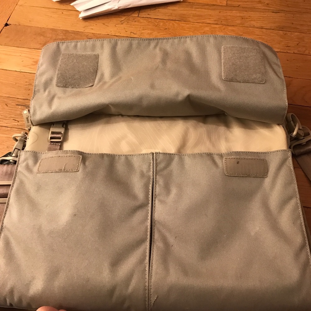 InCase Laptop Bag - Picture 4 of 4