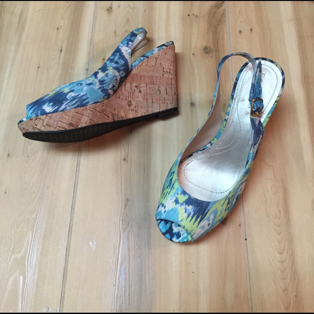 EUC Tahari "Taylor" Wedge Sandals