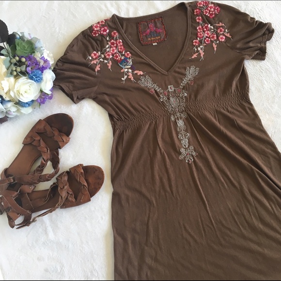 Johnny Was Dresses & Skirts - Johnny Was embroidered empire waist v-neck dress