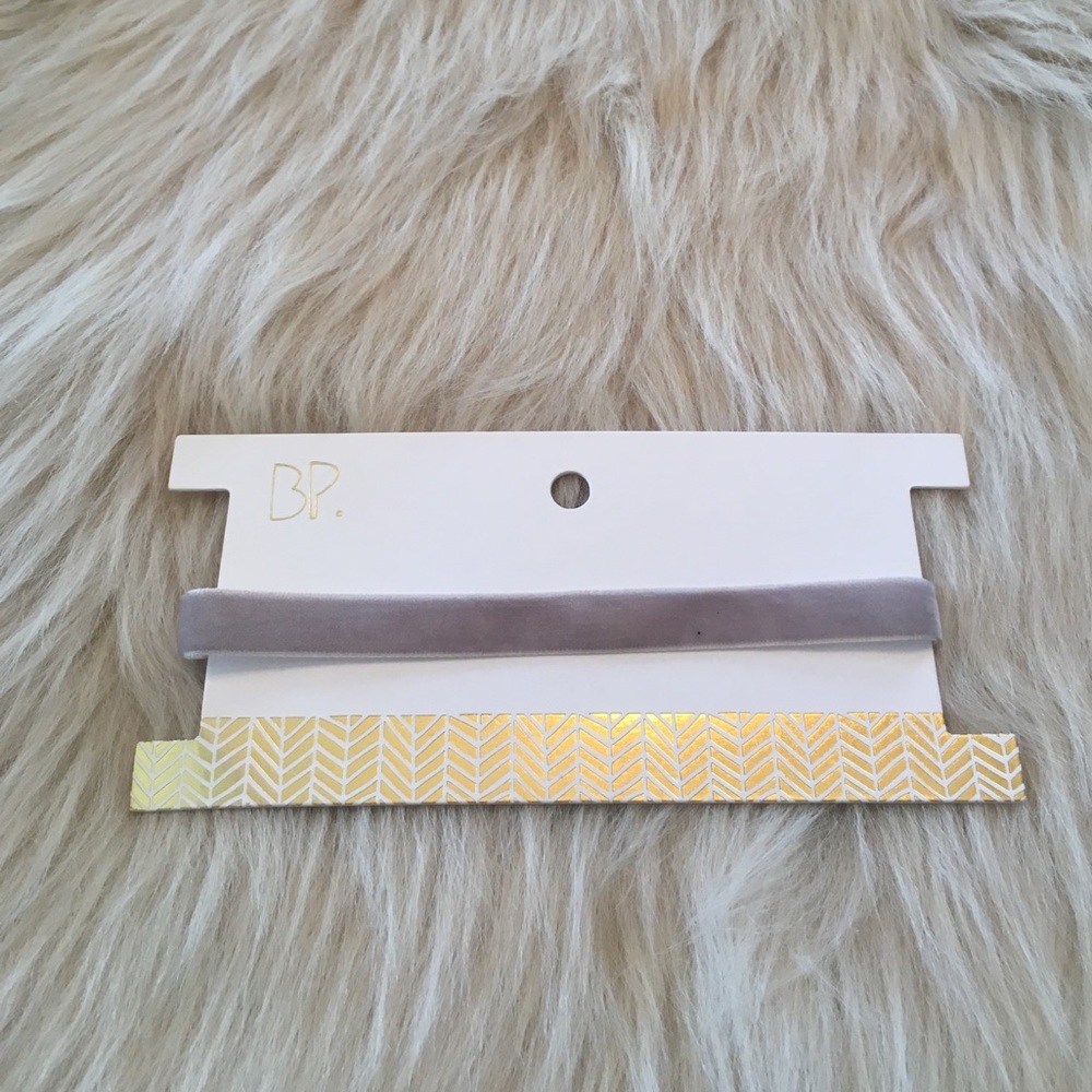 Stunning grey velvet choker!