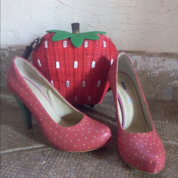❌SOLD❌Strawberry straw bag - Picture 2 of 4