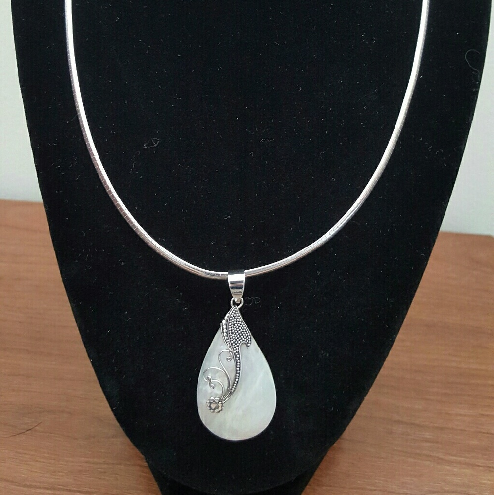 925 Sterling silver Mother of Pearl floral necklac