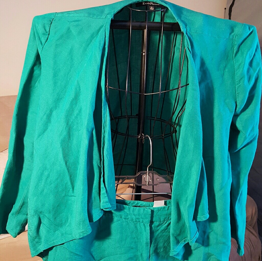 #O-002. Pant suit.