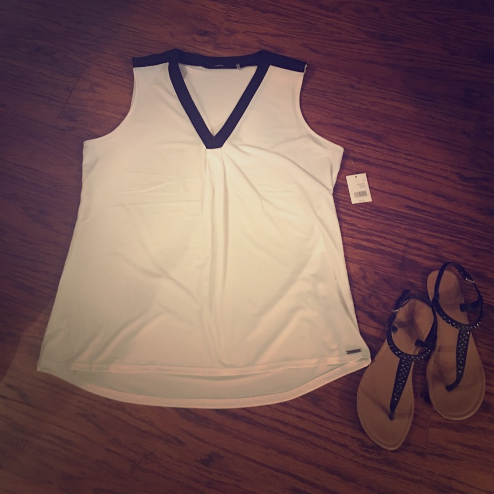 SLEEVELESS SILKY BLOUSE