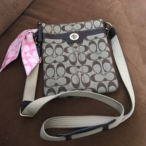 Coach hamptons signature turnlock swingpack