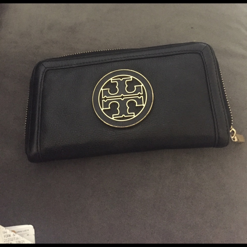 Tory burch wallet.