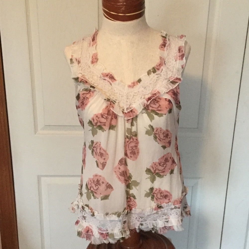 Beautiful pink floral lace top size medium