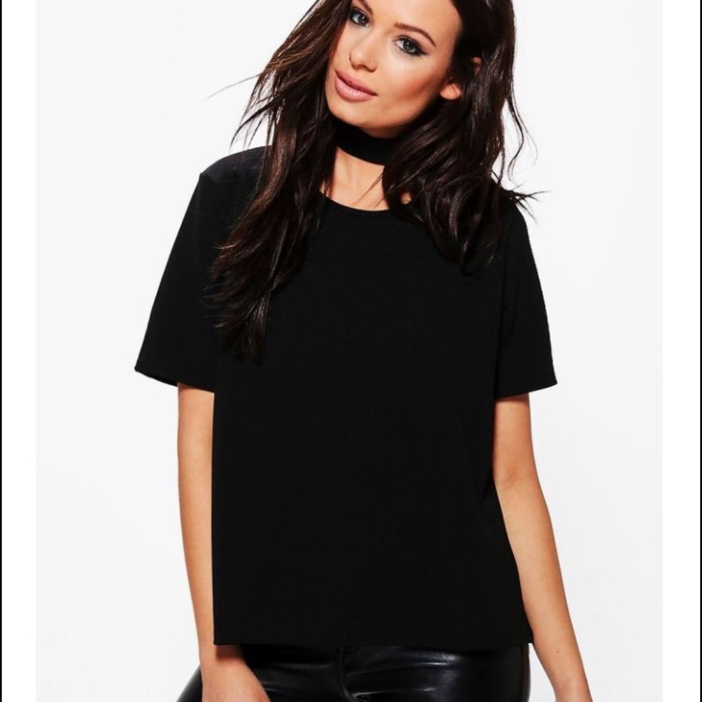 T shirt with choker