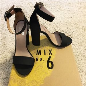 Mix No. 6 Avery Sandal black block heel size 6