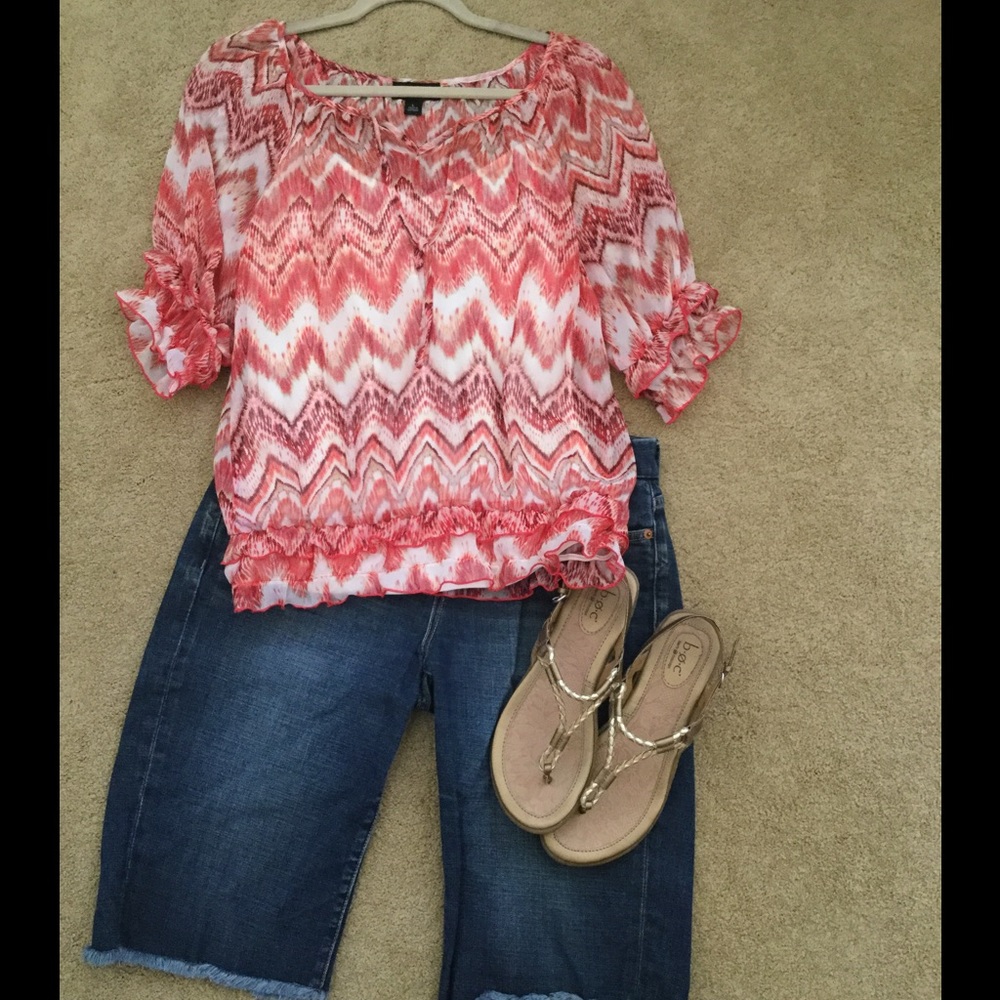 Like New!!! Beautiful spring blouse