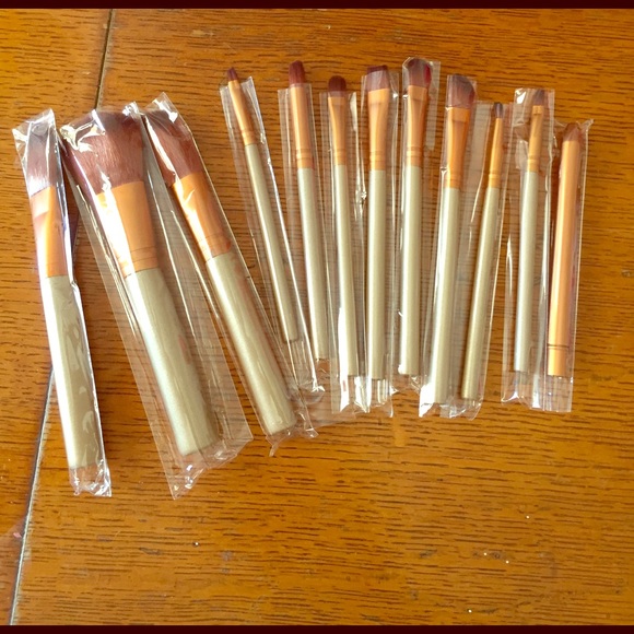 💔New 12 pic make up brushes w eye liner holder💔 - Picture 2 of 3