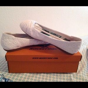 Rocket dog lace white flats! MAKE ME AN OFFER