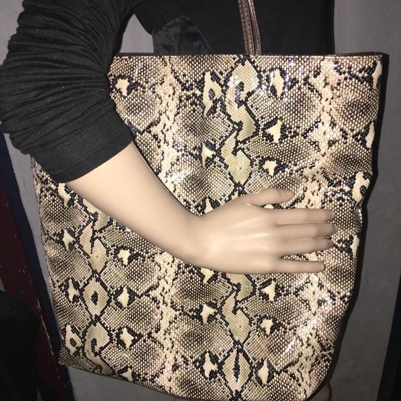 Handbags - Gorgeous snakeskin tote bag