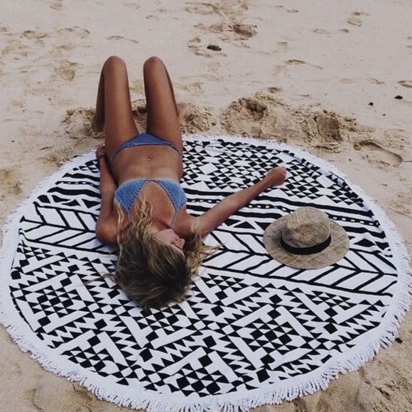 •LAST• Black/White Print Round Beach Throw/Blanket - Picture 2 of 4
