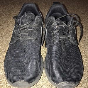 Nike Roshe in all black