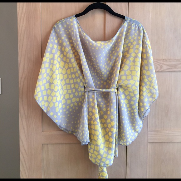 Dressy top w big sleeves, belt, gray and yellow - Picture 3 of 3