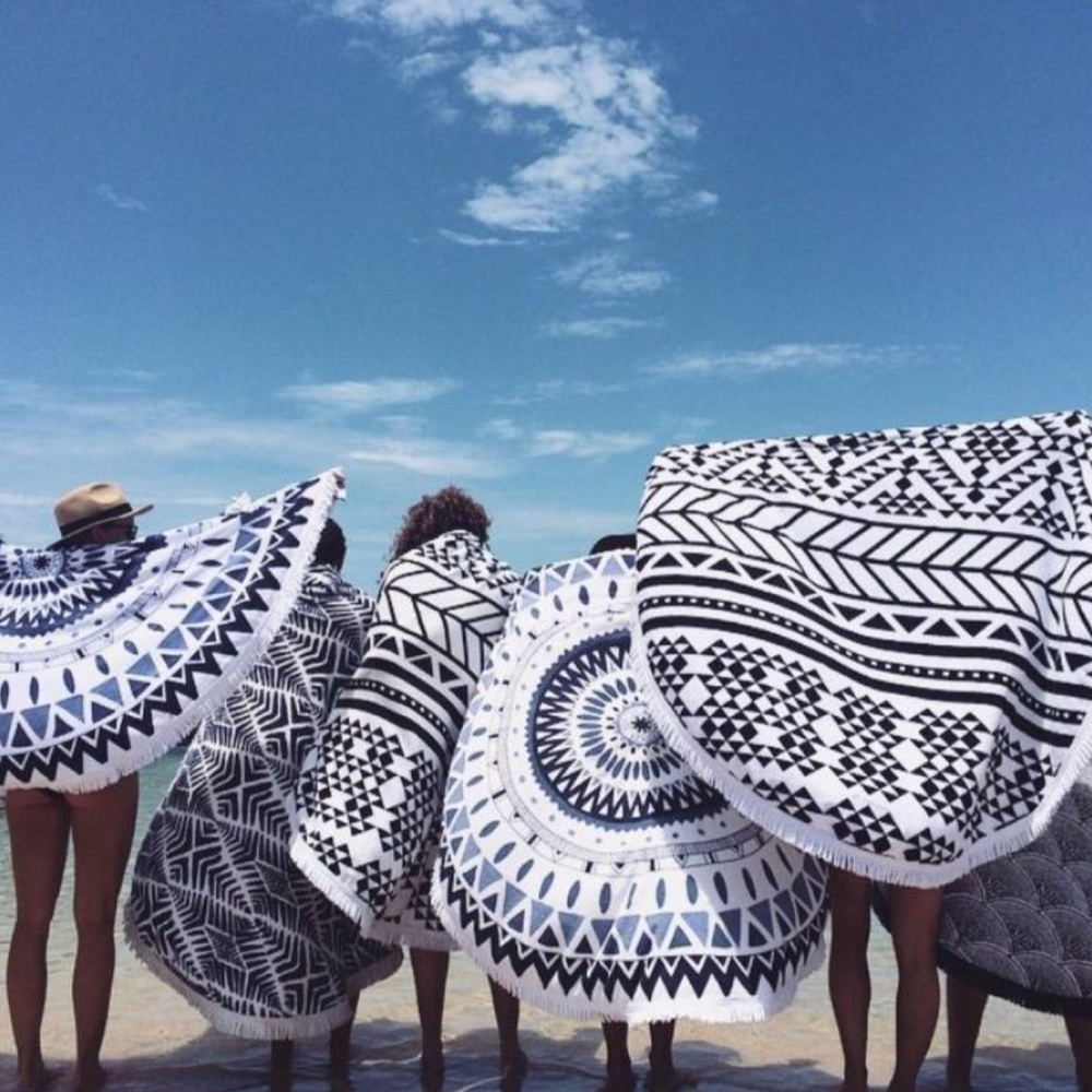 •LAST• Blue/White Round Beach Throw/Blanket - Picture 2 of 6