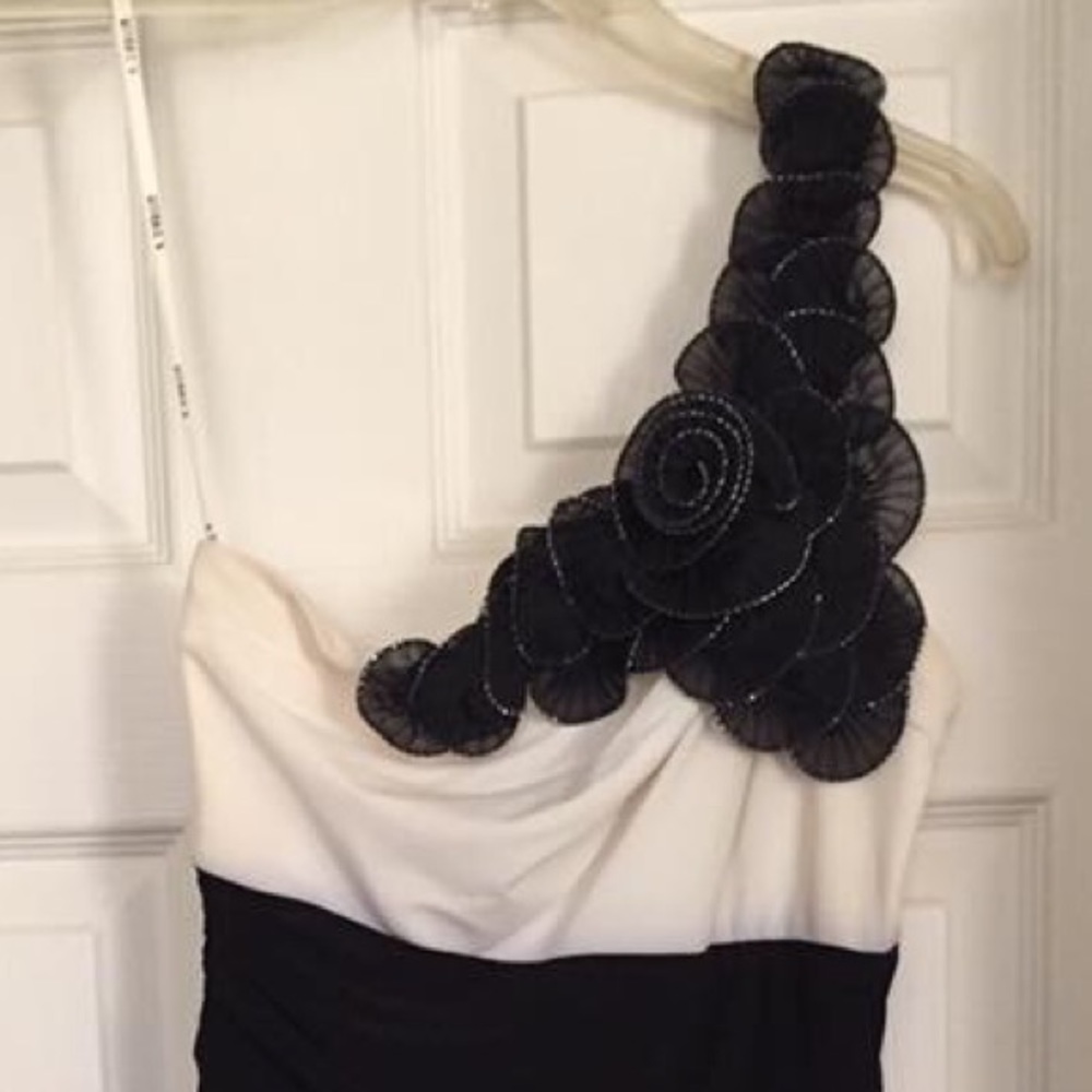 One shoulder dress. - Picture 2 of 3