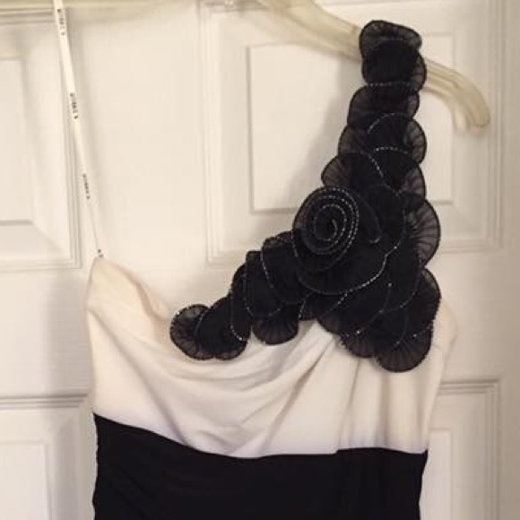 One shoulder dress. - Picture 2 of 3