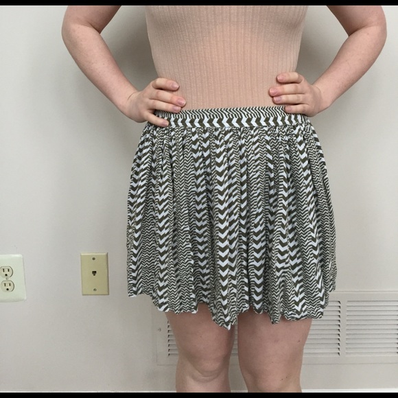 Casual army green and white skirt - Picture 1 of 4